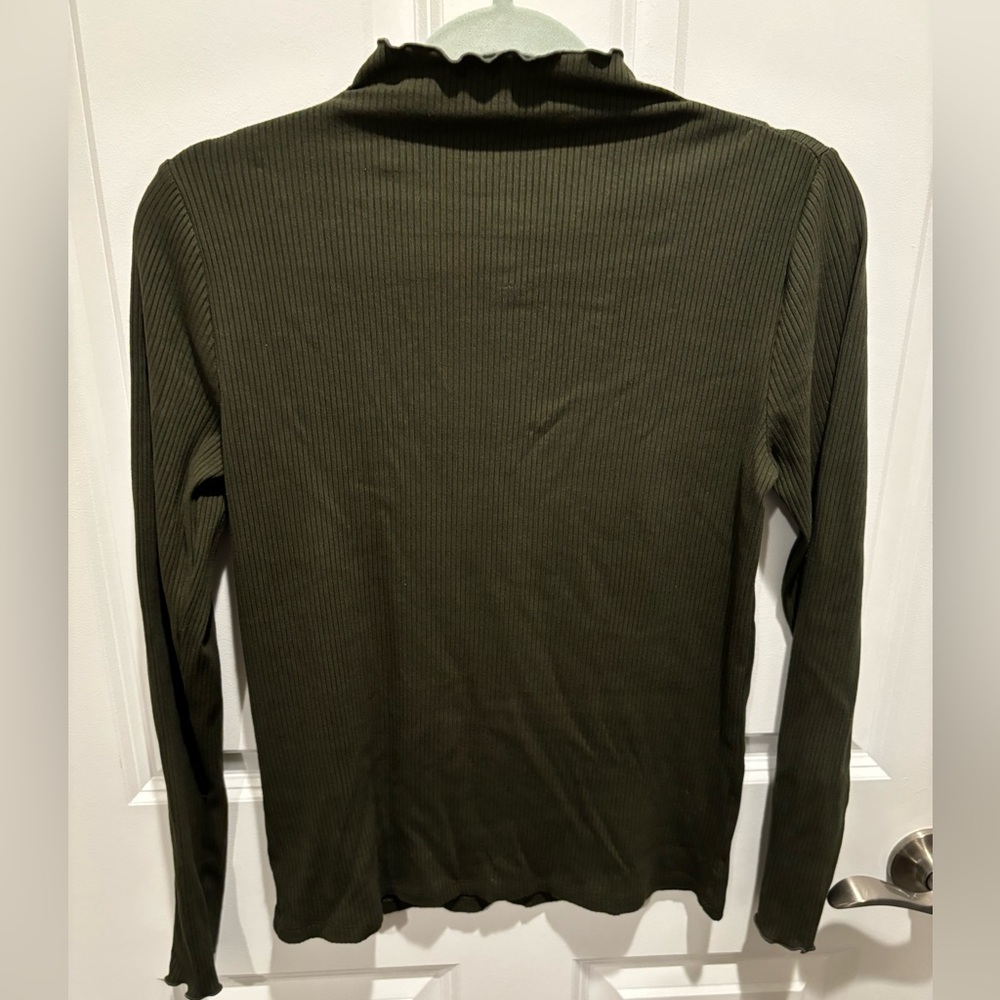 Gently used Loft mock turtleneck in size medium, color green